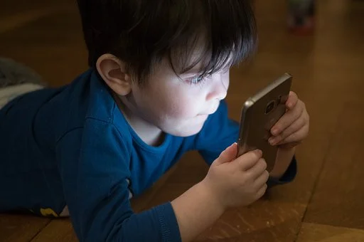 Image Surexposition aux écrans et sharenting menacent l’avenir des jeunes enfants