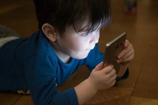 Image Surexposition aux écrans et sharenting menacent l’avenir des jeunes enfants